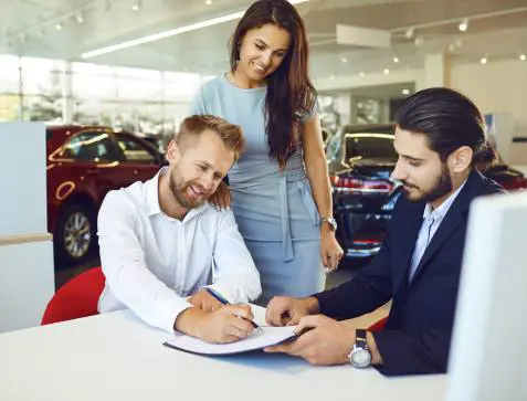 זוג קונה את עסקת הליסינג