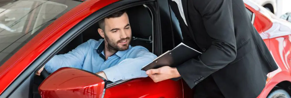 איש מסביר על עסקת הליסינג